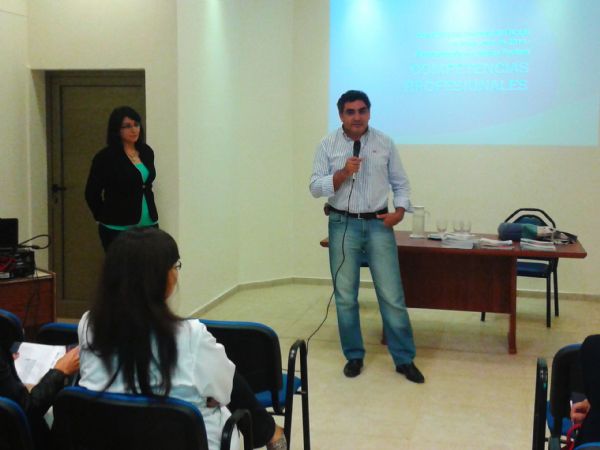Encuentro con los estudiantes del último año de la carrera de farmacia UNLaR